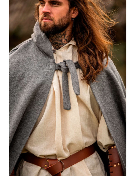 Capa medieval curta com fecho de...