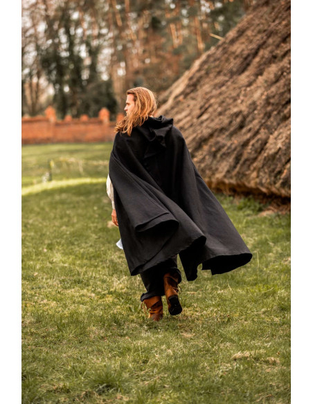 Capa medieval curta com fecho de...