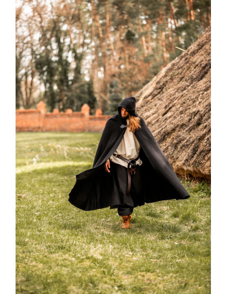 Capa medieval curta com fecho de...