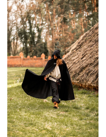 Capa medieval curta com fecho de...