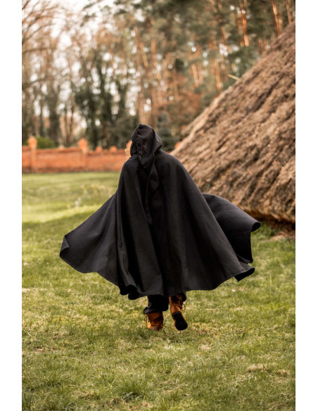 Capa medieval curta com fecho de...