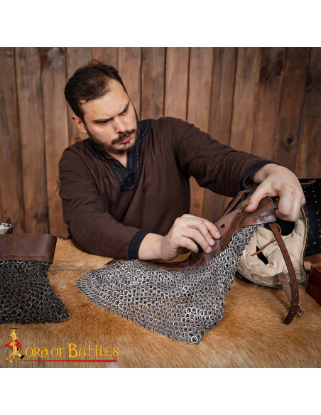 Cota de malha medieval em aço macio...