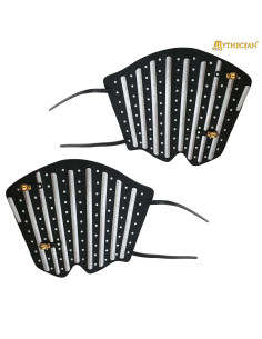 Torresmos medievais do século XIV em couro e aço