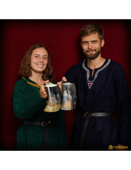 Jarro medieval com design de corvo...