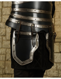 Escarcélias medievais de aço escurecido com bordas prateadas