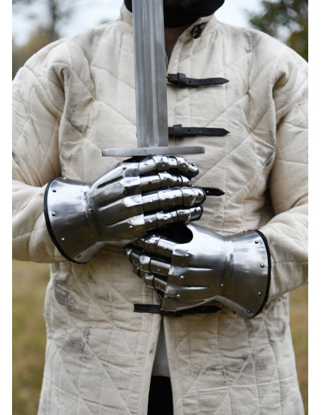 Manoplas medievais do século XIV com...