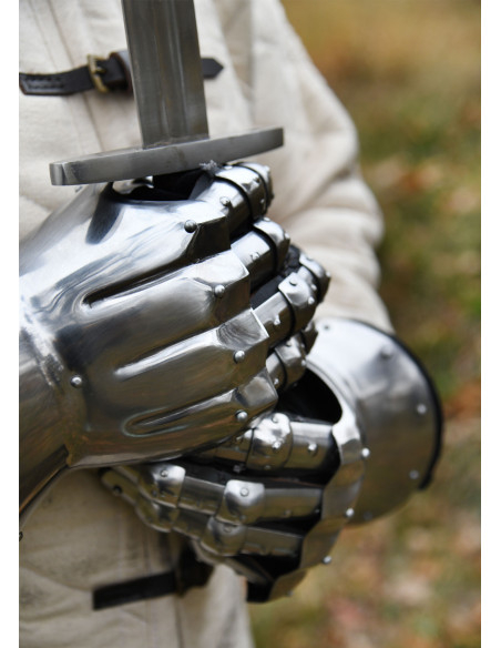 Manoplas medievais do século XIV com...