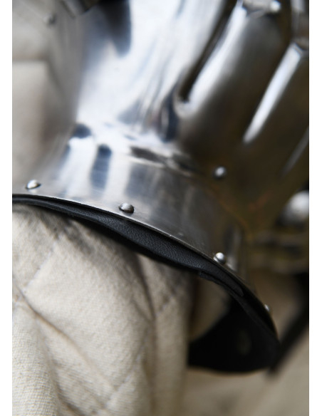 Manoplas medievais do século XIV com...