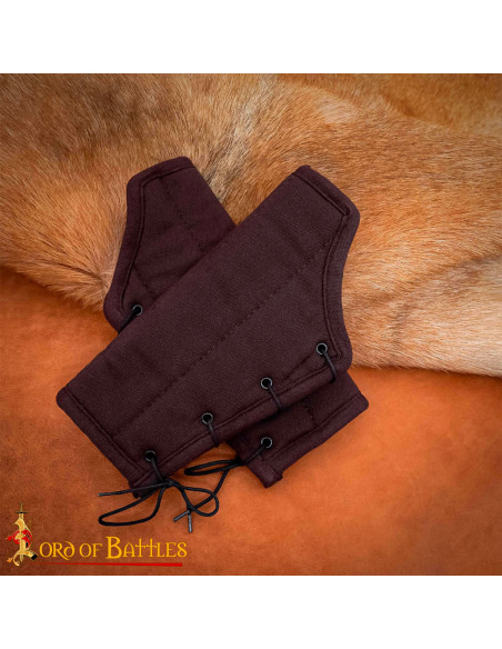 Brazaletes medievais acolchoados em...