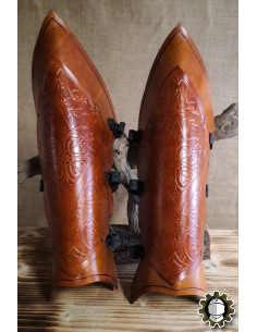 Grevas medievais em couro modelo Senua, cor marrom