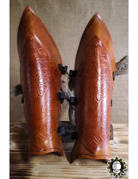 Grevas medievais em couro modelo...