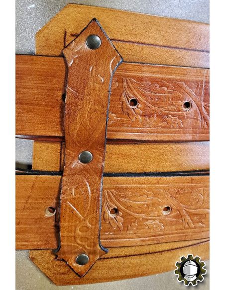 Cinturão medieval largo em couro...