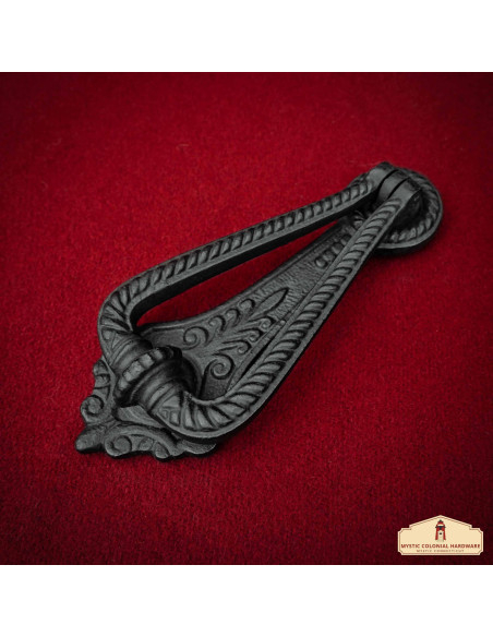 Aldava de porta medieval com anel em...