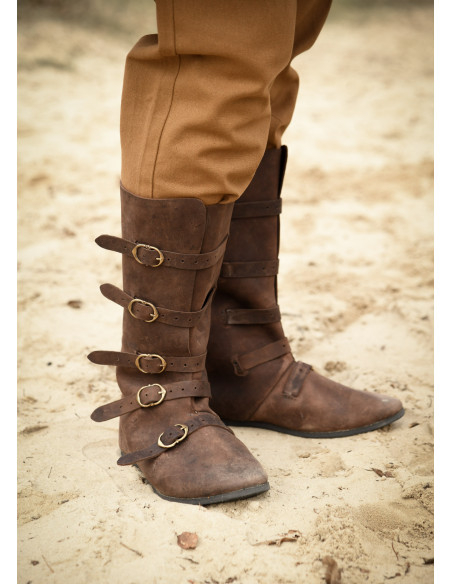 Botas medievais altas com fecho de...