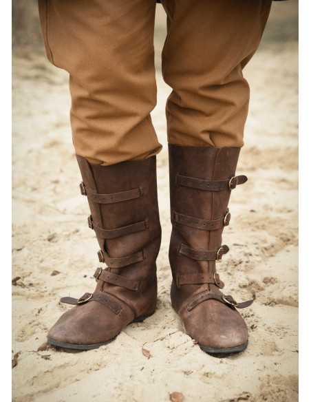 Botas medievais altas com fecho de...