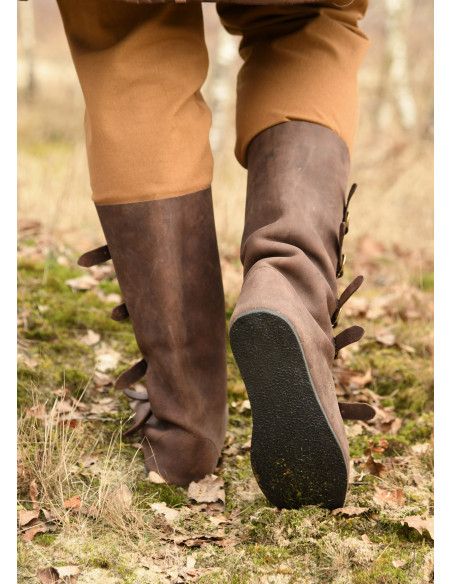 Botas medievais altas com fecho de...