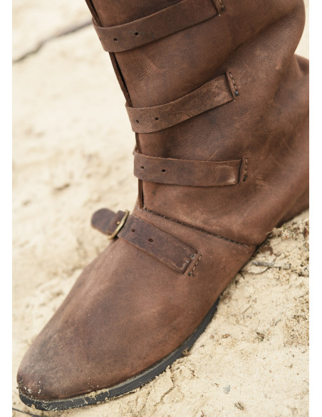 Botas medievais altas com fecho de...