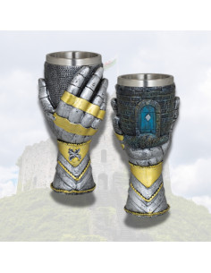 Copa medieval em resina mão de Guerreiro