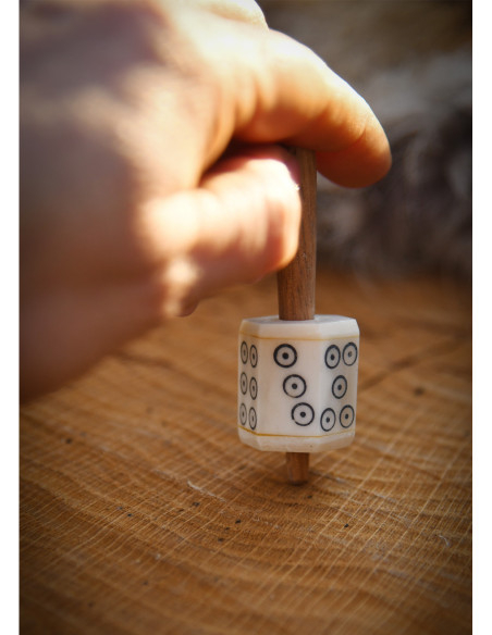 Dado giratório feito de osso