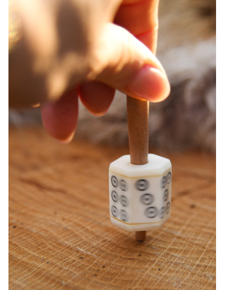 Dado giratório feito de osso