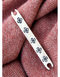 Lançadeira em osso com nós celtas