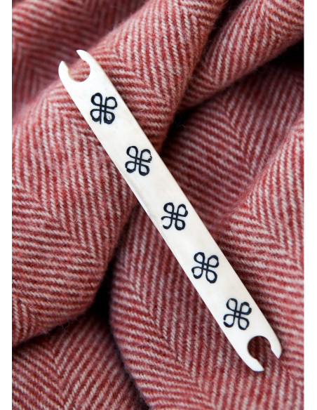 Lançadeira em osso com nós celtas