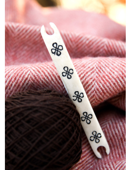 Lançadeira em osso com nós celtas