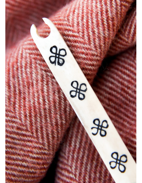 Lançadeira em osso com nós celtas