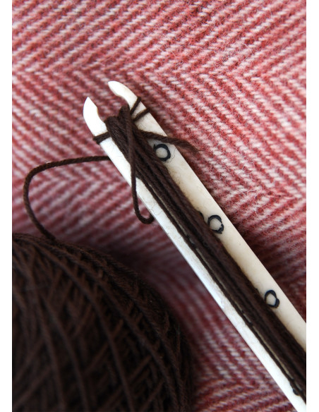 Lançadeira em osso com nós celtas