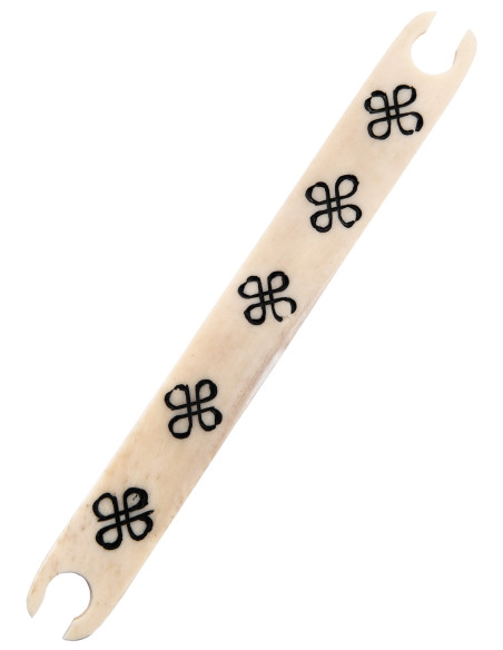 Lançadeira em osso com nós celtas