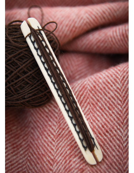 Lançadeira em osso com padrão trançado