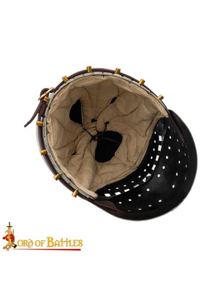 Bacinete medieval com viseira...