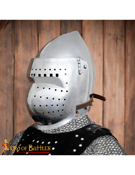 Bacinete medieval com viseira...