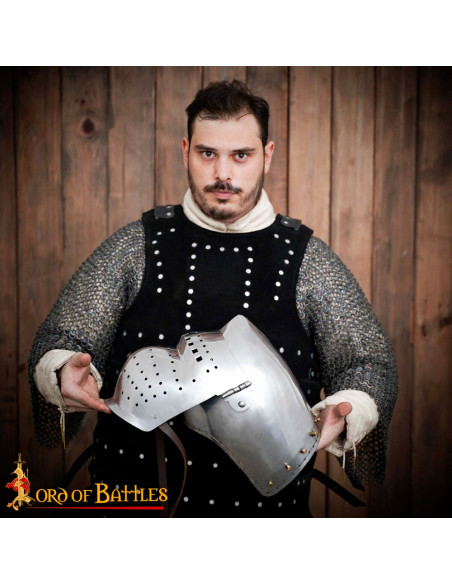 Bacinete medieval com viseira...