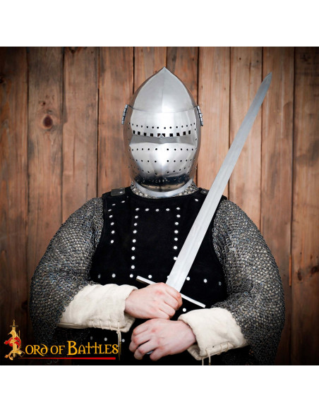 Bacinete medieval com viseira...