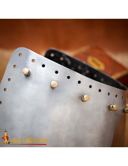 Bacinete medieval com viseira...