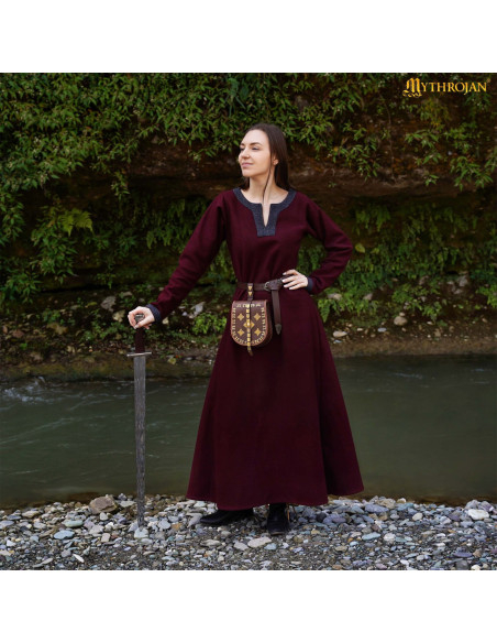 Vestido viking com bordas decorativas...