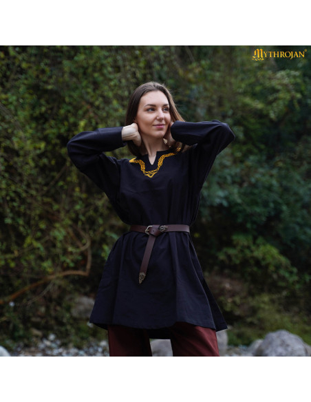 Túnica medieval de algodão com gola...