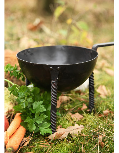 Frigideira-trípode medieval forjada à...