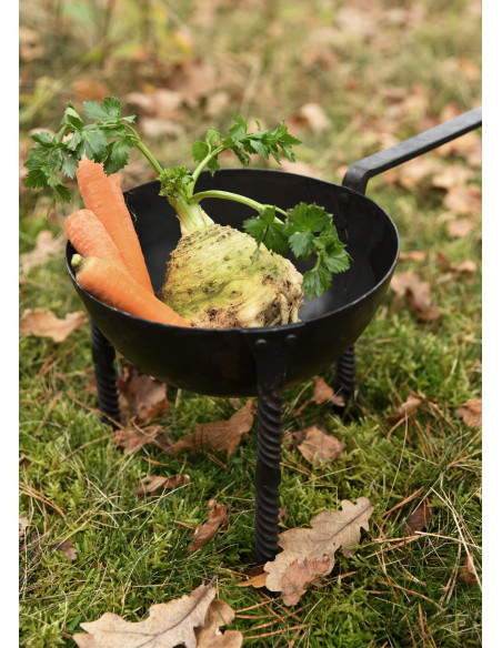 Frigideira-trípode medieval forjada à...