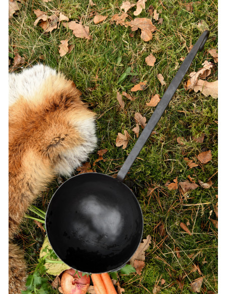 Frigideira-trípode medieval forjada à...