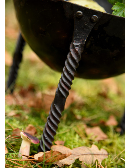 Frigideira-trípode medieval forjada à...