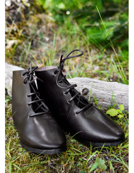 Sapatos medievais altos com cadarços