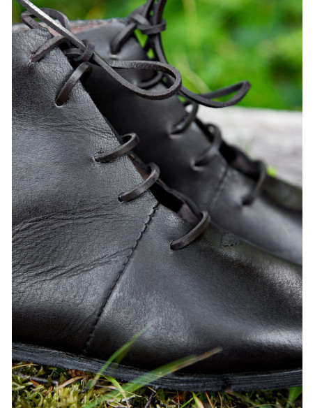 Sapatos medievais altos com cadarços