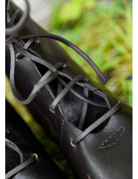 Sapatos medievais altos com cadarços