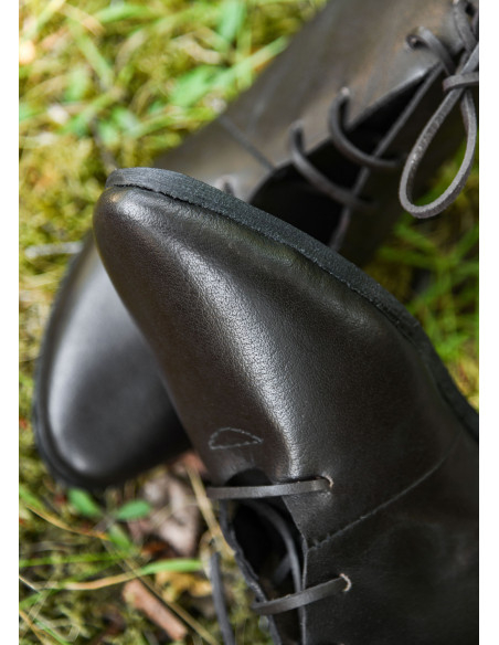 Sapatos medievais altos com cadarços