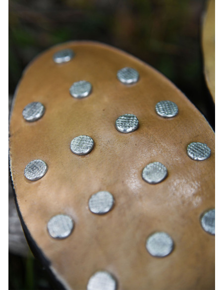 Sapatos medievais altos com cadarços