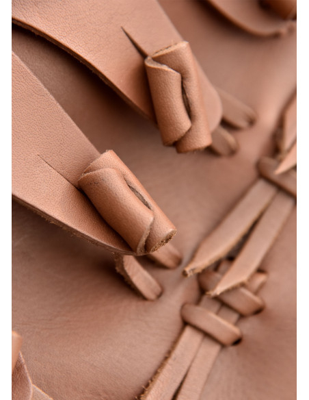 Botas altas medievais com fechos de...