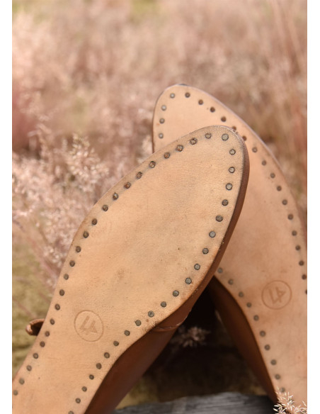 Botas altas medievais com fechos de...