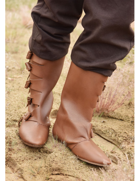 Botas altas medievais com fechos de...